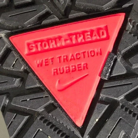 Nike Men's Size 10 Air Zoom Pegasus 39 Shield Running Shoes Black Storm Tread